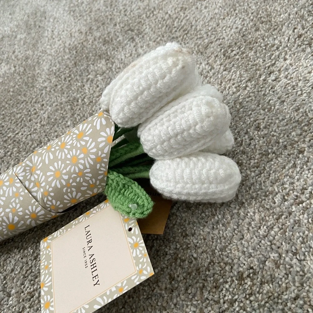 NWT Laura Ashley Knit White Tulips Spring Decor Flowers